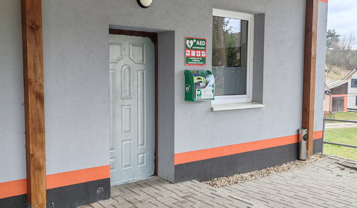 Fotka - V NAŠEJ OBCI MÁME NOVÝ AED